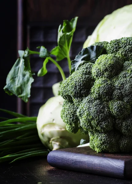 Different kinds of cabbage such as white cabbage, cauliflower, broccoli, kohlrabi on dark table, autumn harvest, selective focus — Stock Image Different Kinds Cabbage White Cabbage Cauliflower Broccoli Kohlrabi Dark Table Stock Photo
