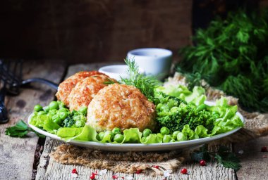 Balık pirzola veya cod ve pike köfte yeşil bezelye ve brokoli, rustik tarzı, seçici odak bir garnitür ile levrek