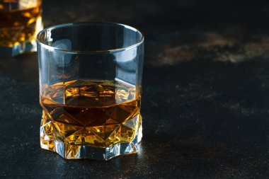 Bourbon gözlük, Amerikan Mısır viski, karanlık sayaç, seçici odak bar