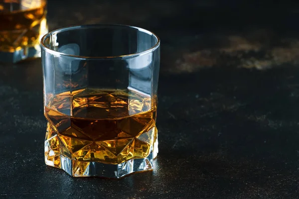 Bourbon Bicchieri Whisky Mais Americano Bancone Bar Scuro Fuoco Selettivo — Foto Stock