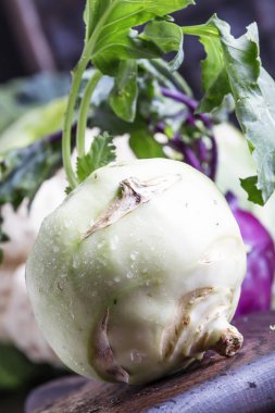Yeşil sarımsak lahana, kahverengi masada sonbaharda hasat. seçici odak 
