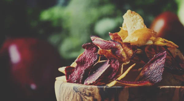 Makanan Ringan Vegetarian Sayuran Berwarna Warni Chip Dalam Mangkuk Kayu — Stok Foto