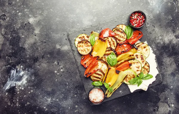 Grilled Multicolored Vegetables Aubergines Zucchini Pepper Green Basil Serving Stone — Stock Photo, Image