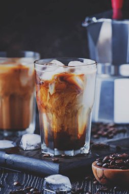 Kahve buz ve süt, kahverengi masa, seçici odak ve sığ Dof