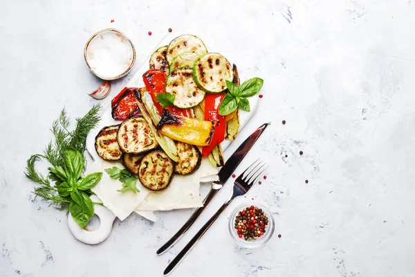 Grilled Colorful Vegetables Aubergines Zucchini Pepper Spice Green Basil Serving — Stock Photo, Image