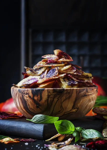 Chips Pommes Terre Violettes Rouges Dans Bol Bois Sur Fond — Photo