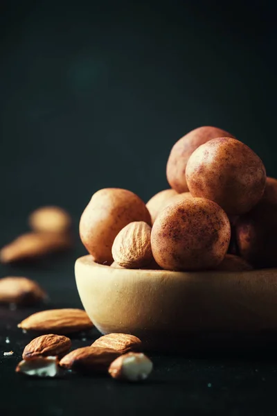 Marsipan Runda Mandel Godis Träskål Mörka Bord Selektivt Fokus — Stockfoto