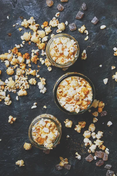 Popcorn Caramello Dolce Barattoli Vetro Sfondo Scuro Vista Dall Alto — Foto Stock