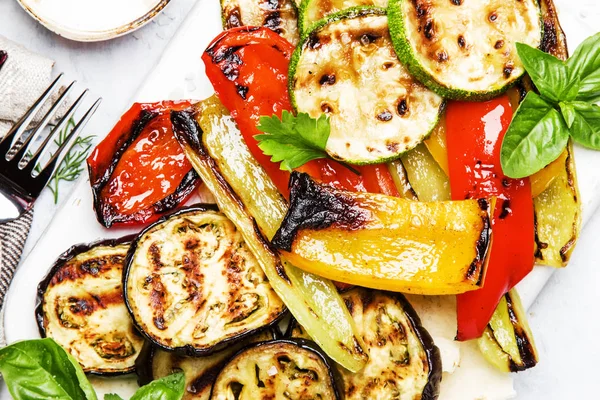 Grilled Colorful Vegetables Aubergines Zucchini Pepper Spice Green Basil Serving — Stock Photo, Image