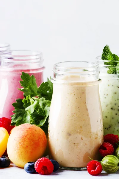 Cokctalis Υγιή Και Χρήσιμο Πολύχρωμο Μούρο Smoothies Και Milkshakes Γιαούρτι — Φωτογραφία Αρχείου