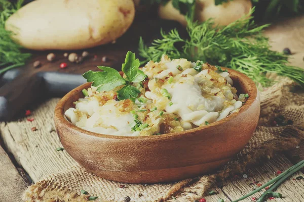 Vareniki Russo Tradicional Com Batatas Cebolas Fritas Tigela Velha Mesa — Fotografia de Stock