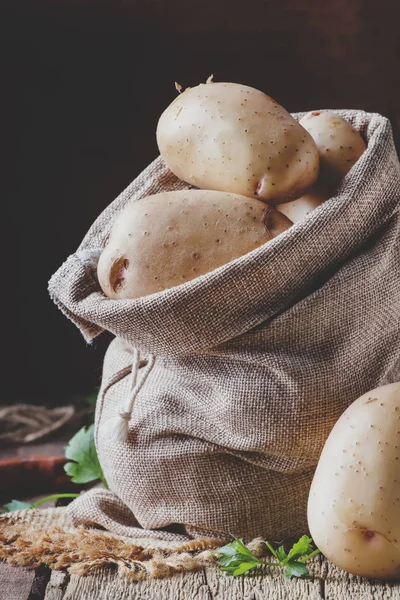 Herfst Oogst Van Aardappelen Canvas Tas Oude Houten Tafel Rustieke — Stockfoto