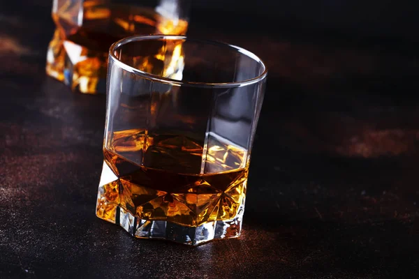 Bourbon Bicchieri Whisky Mais Americano Bancone Bar Scuro Fuoco Selettivo — Foto Stock