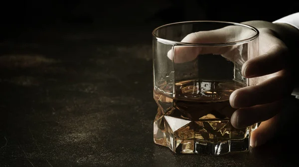 Whiskey Glas Handen Mörkret Bar Counter Selektiv Fokus — Stockfoto