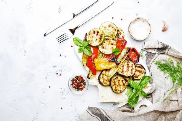 Grillezett Színes Zöldségek Padlizsán Cukkini Paprika Fűszer Kiszolgálása Tábla Fehér — Stock Fotó