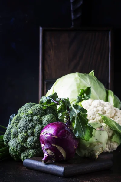 Different kinds of cabbage such as white cabbage, cauliflower, broccoli, kohlrabi on dark table, autumn harvest, selective focus — Stock Image Different Kinds Cabbage White Cabbage Cauliflower Broccoli Kohlrabi Dark Table Royalty Free Stock Images