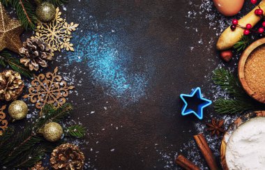 Pişirme ile altın kar tanesi, Noel topları, yeşil çam dalları, çam kozalakları, mavi kahverengi zemin, çerçeve, en iyi görünüm için malzemeler ile Noel ve yeni yıl kompozisyon