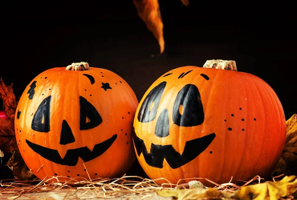 Halloween Feestelijke Samenstelling Met Lachende Pompoenen Bewakers Lantaarn Stro Gevallen — Stockfoto