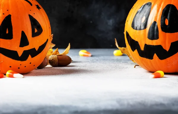 Složení Halloween Dýní Lucerny Spadaného Listí Tmavém Pozadí Selektivní Ostření — Stock fotografie