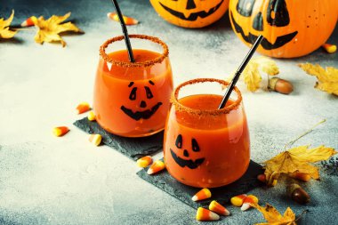 Cadılar Bayramı kompozisyon şenlikli kırmızı kanlı içecek ve kabaklar gülümseyen, Mısır ve düşen yapraklar koyu arka planda, seçici odak ile