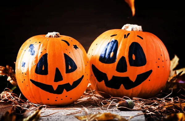 Halloween Feestelijke Samenstelling Met Lachende Pompoenen Bewakers Lantaarn Stro Gevallen — Stockfoto