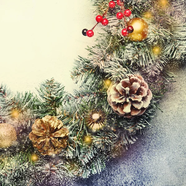 クリスマスや新年フラットを構成するフレームと緑雪モミ枝 松ぼっくり 黄金の雪 クリスマス ボール 白灰色の背景 上面にレッドベリーします — ストック写真