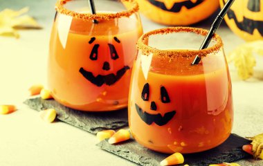 Cadılar Bayramı kompozisyon şenlikli kırmızı kanlı içecek ve kabaklar gülümseyen, Mısır ve düşen yapraklar koyu arka planda, seçici odak ile