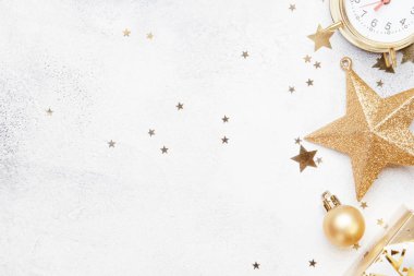 Noel ve yeni yıl kompozisyon, gri arka plan ile altın Noel süsleri, yıldız, kar taneleri, toplar, çalar saat, hediye kutusu, üstten görünüm