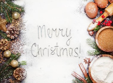 Noel ve yeni yıl kompozisyon malzemeler için pişirme veya altın kar tanesi, Noel topları, yeşil çam dalları, çam kozalakları, beyaz un arka plan, çerçeve, üstten görünüm