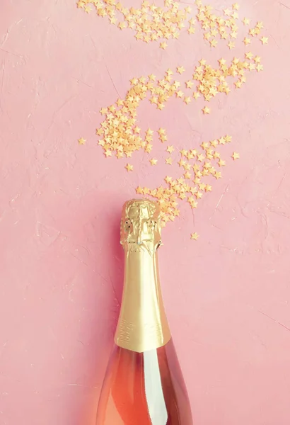 クリスマスや新年のピンクのスパーク リング ワインのボトルと背景ローズ シャンパンとゴールドの装飾 トップ ビュー — ストック写真