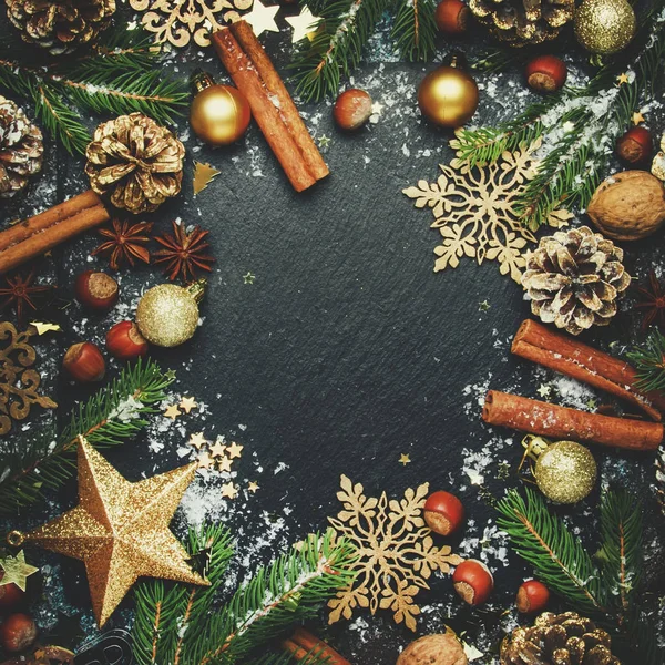 クリスマスや新年の暗い背景 フレーム テンプレート お祝いデコレーション 冬のスパイスとナッツとモミの枝 上面のクリスマスの装飾 — ストック写真
