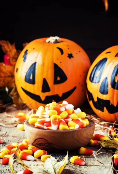 Slavnostní Složení Halloween Kukuřicí Misce Usmívá Dýně Stráže Lucerna Slámy — Stock fotografie