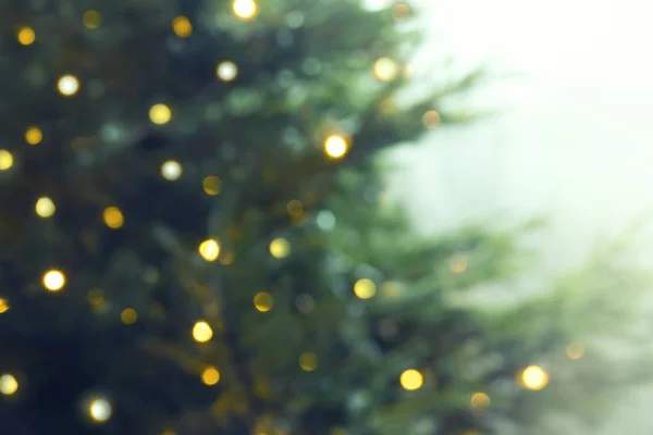 新年或圣诞节模糊背景与圣诞树和五颜六色的散景灯 — 图库照片
