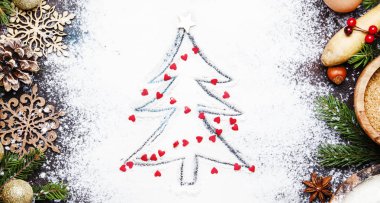 Noel ve yeni yıl Noel ağacı ile arka plan pişirme un süslemeleri kırmızı kalplerin, üstten görünüm ile boyanmış