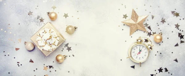 Noel ve yeni yıl kompozisyon, çerçeve, altın Noel süsleri, yıldız, kar taneleri, topları, çalar saat, hediye kutusu, afiş, gri arka plan görünüm top