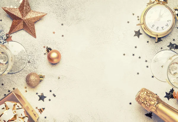 Noel ve yeni yıl kompozisyon, çerçeve, altın Noel süsleri, yıldız, kar taneleri, topları, çalar saat, hediye kutusu ve şişe şampanya, en iyi görünümü gri arka plan