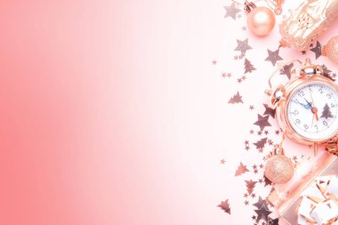 Noel ve yeni yıl kompozisyon, çerçeve, altın Noel süsleri, yıldız, kar taneleri, topları, çalar saat, hediye kutusu ve şişe şampanya, en iyi görünümü ile pembe arka plan