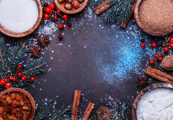 Noel ve yeni yıl kompozisyon malzemeler için pişirme veya altın kar tanesi, Noel topları, yeşil çam dalları, çam kozalakları, mavi kahverengi zemin, çerçeve, üstten görünüm