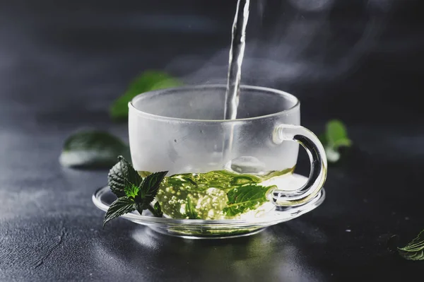 Горячий Китайский Зеленый Чай Мятой Плесенью Льющейся Кильки Чашку Поднимается — стоковое фото