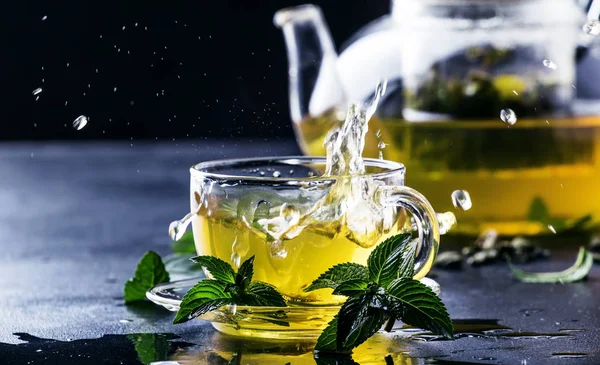 Гарячий Китайський Зелений Чай Ятою Бризкою Ллється Чайника Чашку Пар — стокове фото