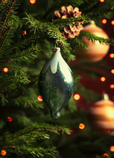 크리스마스 전나무 이미지 선택적 초점에 빈티지 크리스마스 장난감 — 스톡 사진