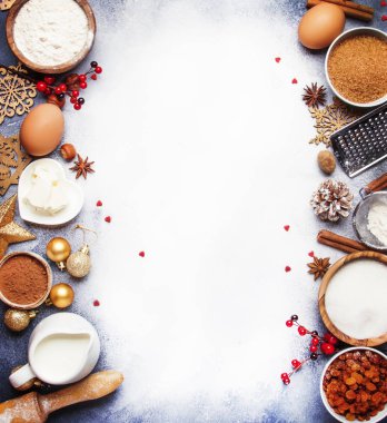 Pişirme veya altın kar tanesi, yazıt ile gri arka plan üzerinde Noel topları ile tanımlama için malzemeler ile Noel ve yeni yıl kompozisyon neşeli Noel, çerçeve, üstten görünüm