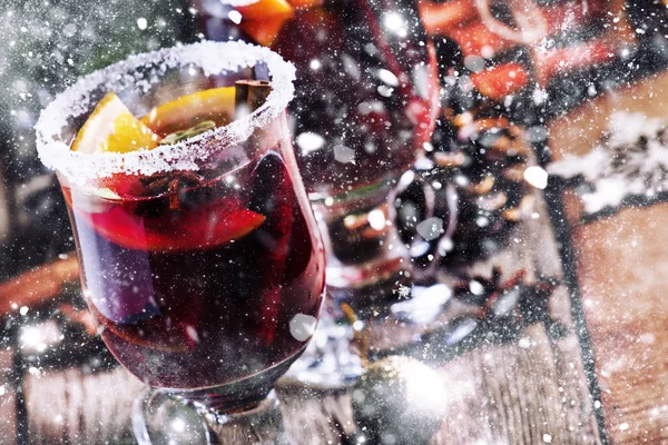 クリスマスと新年のお祝い飲み物 シナモン カルダモン オレンジ アニスでホットホット ワイン緑小ぎれいなな枝およびライト 素朴な木製のテーブル セレクティブ フォーカスの背景の星します — ストック写真