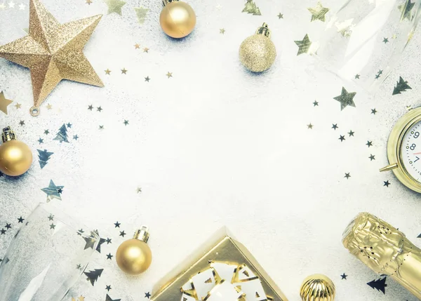 Noel ve yeni yıl kompozisyon, çerçeve, altın Noel süsleri, yıldız, kar taneleri, topları, çalar saat, hediye kutusu ve şişe şampanya, en iyi görünümü gri arka plan