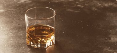 Bourbon cam, Amerikan Mısır viski, karanlık sayaç, seçici odak bar