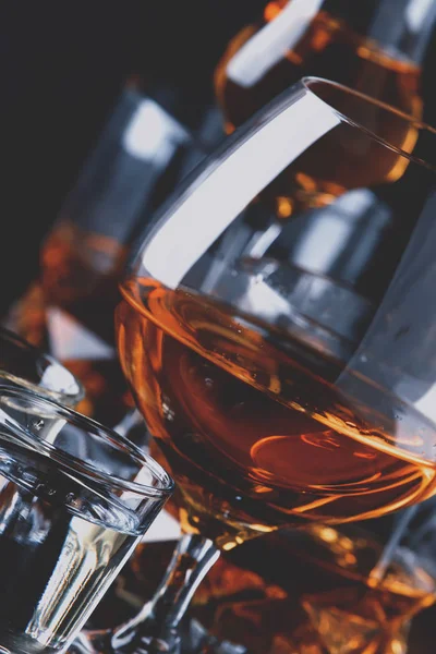 強いアルコールのセットを Assortent でメガネとショット グラスで飲む ウォッカ ラム酒 コニャック テキーラ ブランデー ウイスキー — ストック写真