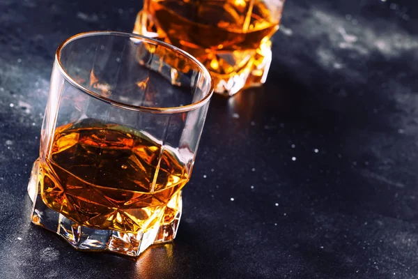 Bourbon Vetro Whisky Americano Mais Bancone Bar Scuro Fuoco Selettivo — Foto Stock