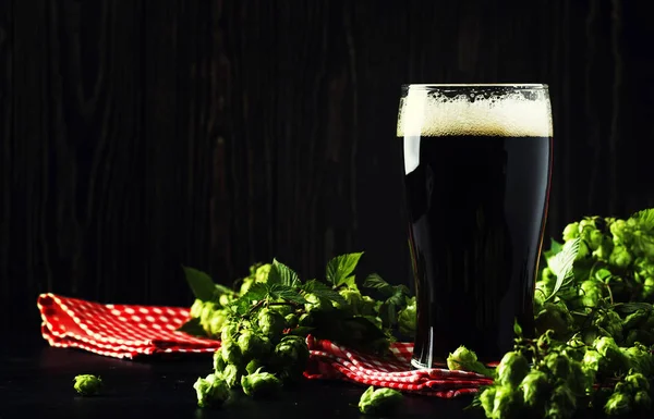 Dark Beer Ale Stout Iin Big Glass Dark Bar Counter — Stock Photo, Image