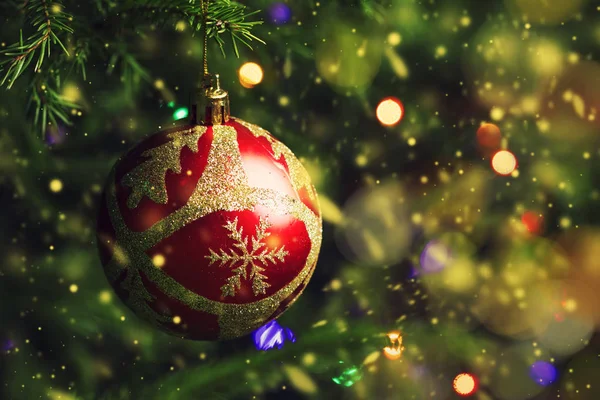 Red Christmas Bal Achtergrond Van Spar Takken Lichten Van Slingers — Stockfoto