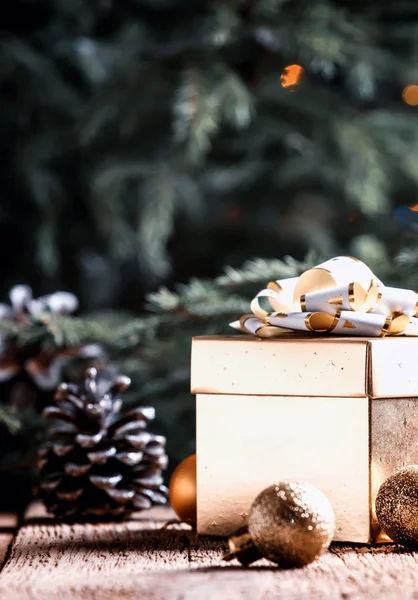 Caixa Presente Natal Ano Novo Ouro Com Decorações Festivas Bolas — Fotografia de Stock